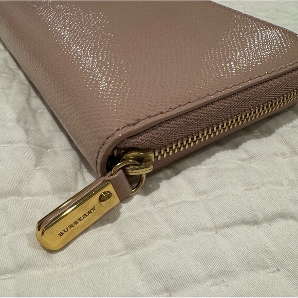 Authentic BURBERRY patent wallet in dusty/heather pink - Picture 7 of 11